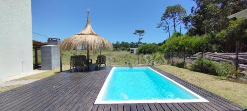 una piccola piscina su una terrazza in legno di Solar de la Viuda a Punta Del Diablo