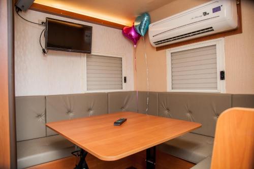 TV a/nebo společenská místnost v ubytování Taipei Hua Zhung Campsite