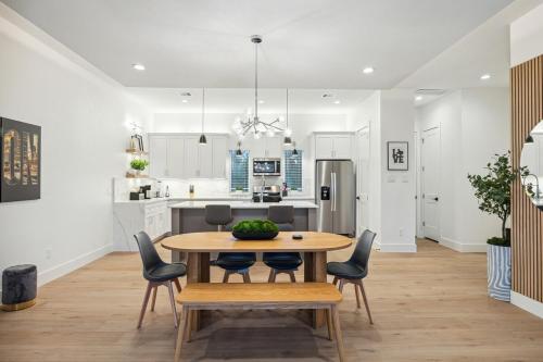 a kitchen and dining room with a table and chairs at Houston- Downtown, NRG, Med Center, City Views, U of H & TSU in Houston