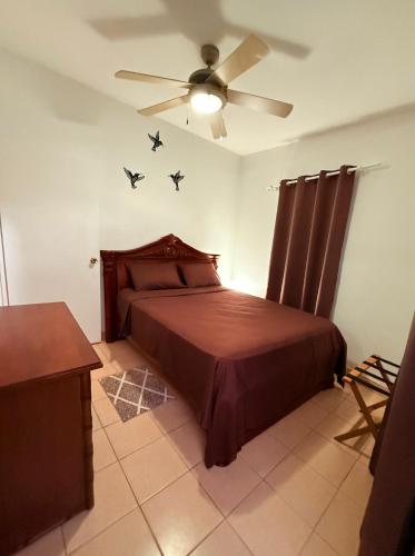 เตียงในห้องที่ Hill Top Cottage