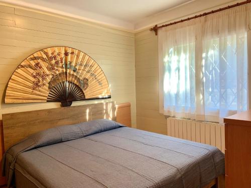 Postel nebo postele na pokoji v ubytování House in Roses with Waterfront Views