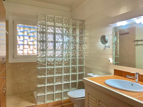 Koupelna v ubytování House in Roses with Waterfront Views