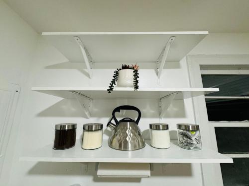 Η κουζίνα ή μικρή κουζίνα στο Comfy beds Wifi Bars Cafes Food in Riverside