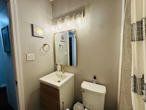 Ένα μπάνιο στο Comfy beds Wifi Bars Cafes Food in Riverside