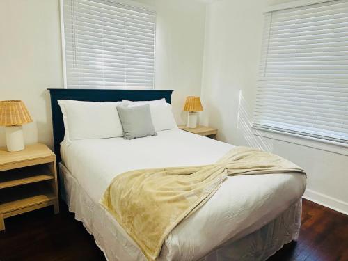 Ένα ή περισσότερα κρεβάτια σε δωμάτιο στο Comfy beds Wifi Bars Cafes Food in Riverside