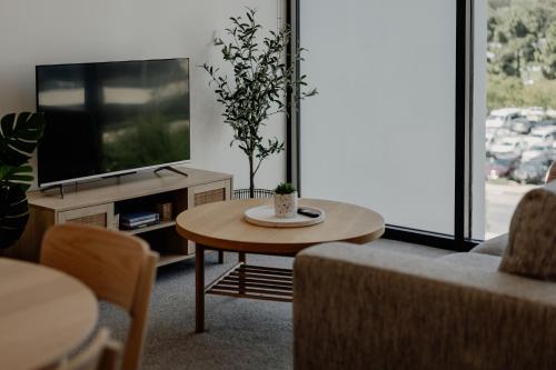 Télévision ou salle de divertissement dans l'établissement Cosy 1-Bed with Pool, Gym and Secure Parking