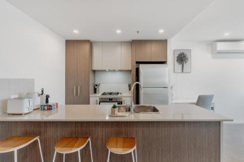 Cuisine ou kitchenette dans l'établissement Cosy 1-Bed with Pool, Gym and Secure Parking