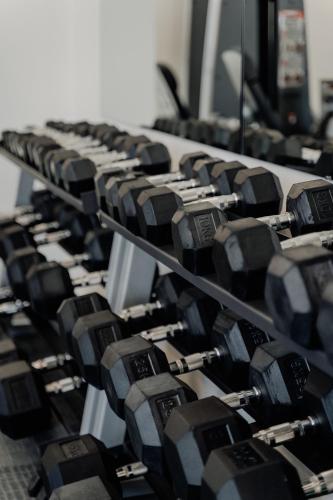 Salle ou équipements de sports de l'établissement Cosy 1-Bed with Pool, Gym and Secure Parking