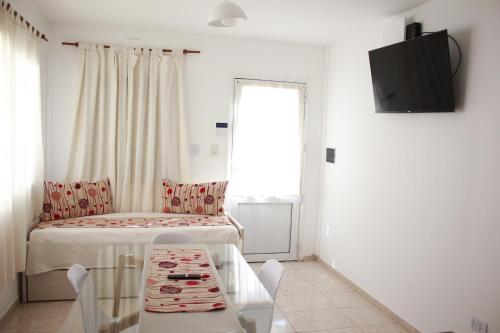 a room with a bed and a table and a window at Pueblo Dorado in Malargüe