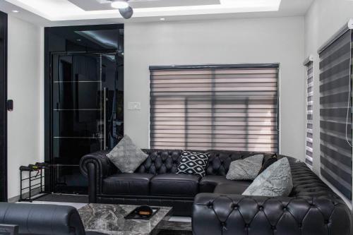 a living room with a black leather couch at Tranquility Love Bay in Richmond