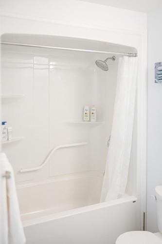 Ένα μπάνιο στο Luxury Living 5 mins from the Falls