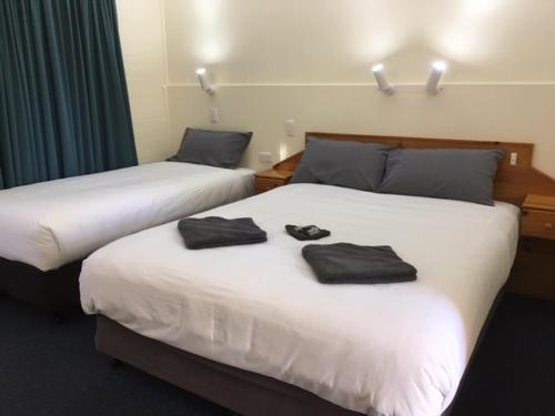 Una cama o camas en una habitación de Bishops Lodge Narrandera