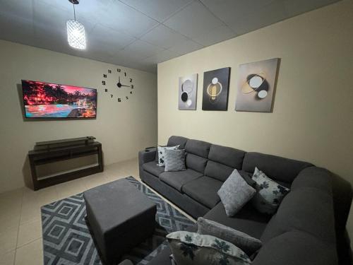Χώρος καθιστικού στο Classic Modern Spacious Apartment