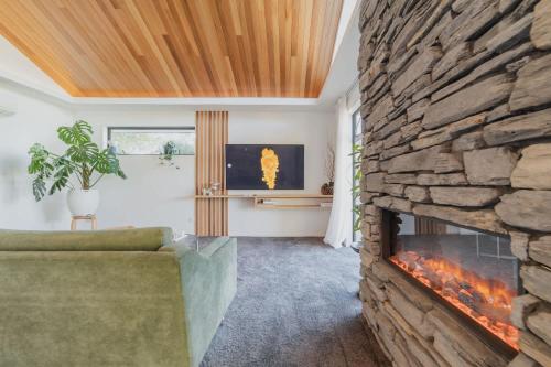 Posezení v ubytování Hamptons Retreat - 1BR with Hot Tub and Fireplace
