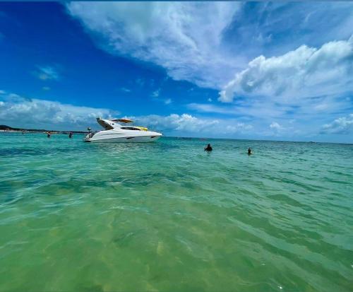 un barco sentado en el agua en el océano en Tô em casa Tamandaré, en Tamandaré