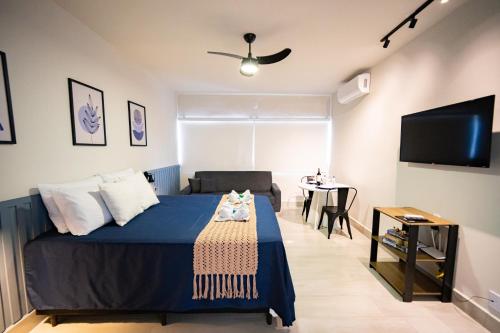 アグアス・デ・リンドイアにあるLoft das Águas, Vista para as Montanhas, 6のベッドとリビングルームのある寝室