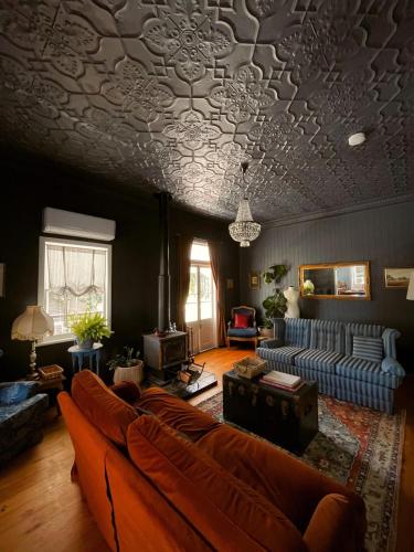 a living room with a couch and a ceiling at Linning's House at Twigley Farm in Marburg