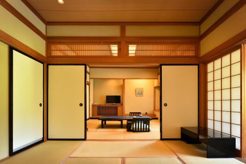 an entrance to a room with doors and a table at 藤龍館-TOURYUKAN-Yunokamionsen in Yunokami