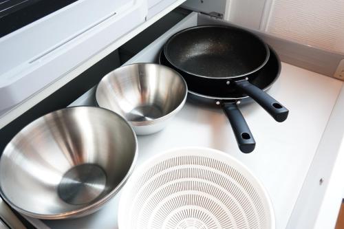 three bowls and a pan on top of a stove at Niseko Hulk18 in Niseko