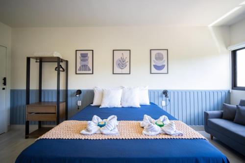 アグアス・デ・リンドイアにあるLoft das Águas, Vista para as Montanhas, 6のベッドルーム1室(ブルーベッド1台、タオル付)