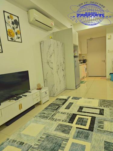 un grand salon avec une télévision et un grand tapis dans l'établissement I-City I-Soho Studio Best Cozy BASRI PROPERTI, à Shah Alam