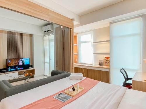 Ένα ή περισσότερα κρεβάτια σε δωμάτιο στο Big and Comfy Studio at Vasanta Innopark Apartment By Travelio