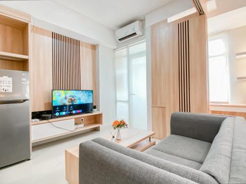 Μια τηλεόραση ή/και κέντρο ψυχαγωγίας στο Big and Comfy Studio at Vasanta Innopark Apartment By Travelio
