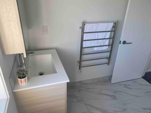 Katil atau katil-katil dalam bilik di Beachside apartment New Brighton