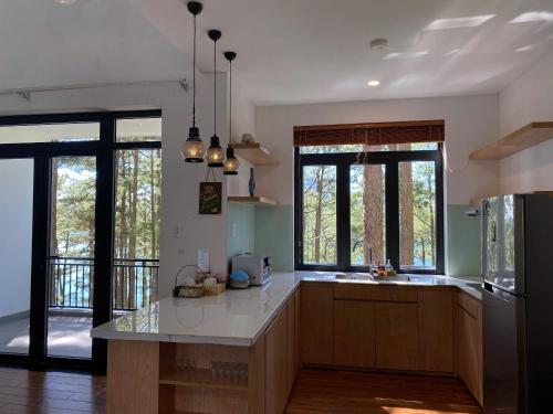 Η κουζίνα ή μικρή κουζίνα στο Lan Anh Villas Resort