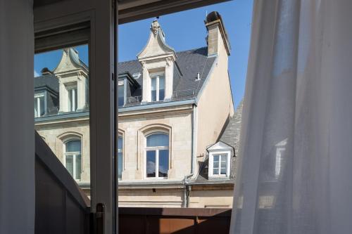 Blick auf ein Gebäude aus einem Fenster in der Unterkunft Guillaume Suites in Luxemburg (Stadt)