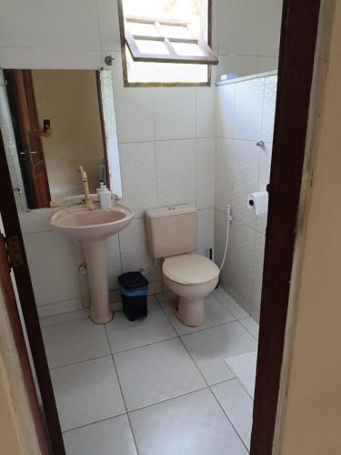 a bathroom with a toilet and a sink at Suítes Estilo Pousada 4 Hóspedes in Rio das Ostras