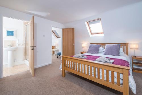 ein Schlafzimmer mit einem großen Bett mit lila Bettwäsche in der Unterkunft Bwthyn Clyd in Haverfordwest