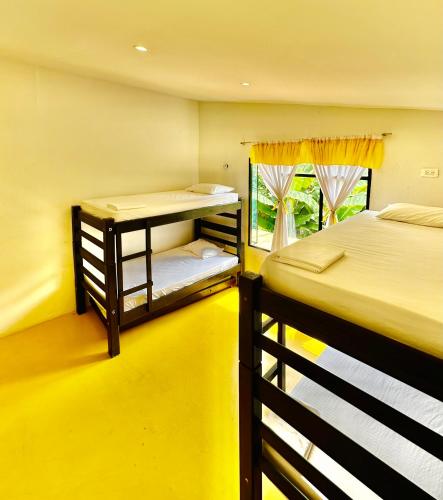 a room with two bunk beds and a window at Amalaya Hostel in Restrepo