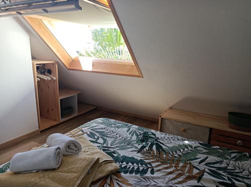 En eller flere senger på et rom på Chez Madeline