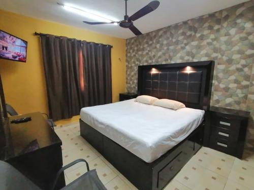 ein Schlafzimmer mit großem Bett und Fernseher in der Unterkunft Departamento cerca de hospitales in Campeche