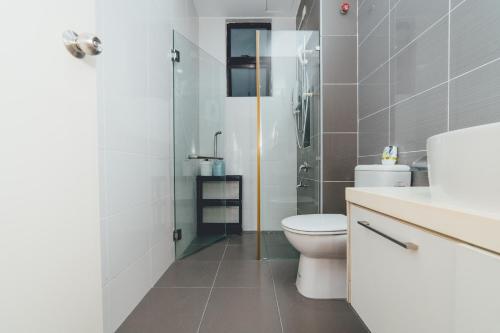 une salle de bain blanche avec toilettes et douche dans l'établissement Platino Hermès Palette 3BR 6pax nr Paradigm mall by Our Stay, à Johor Bahru