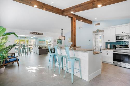 Kuchyň nebo kuchyňský kout v ubytování Waterfront Family Compound - Free Golf Cart, Paddleboards, Heated Pool, Golden Tee 2025 Arcade Game