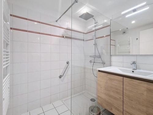 une salle de bain avec douche et lavabo dans l'établissement Appartement PMR · Proche pistes · Balcon · Piscine, Hammam, Sauna · 4 pers - FR-1-344-793, aux Menuires