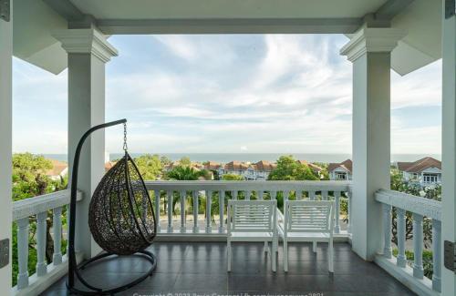 a porch with two chairs and a swing at Villa Sea Links ( Biệt Thự nghỉ dưỡng ) in Ấp Phú Tịnh (2)