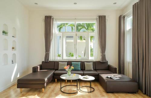 a living room with a couch and a table at Villa Sea Links ( Biệt Thự nghỉ dưỡng ) in Ấp Phú Tịnh (2)