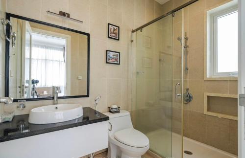 a bathroom with a toilet and a sink and a shower at Villa Sea Links ( Biệt Thự nghỉ dưỡng ) in Ấp Phú Tịnh (2)