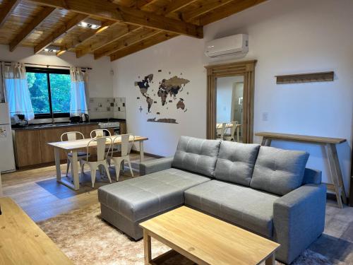 Santa TeresitaにあるBrisas del Jaguel Depto 6のソファとテーブルのあるリビングルーム