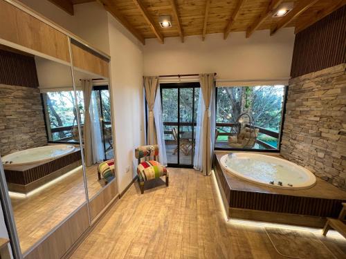 Santa TeresitaにあるBrisas del Jaguel Depto 6の大きなバスルーム(バスタブ2つ、大きな窓付)