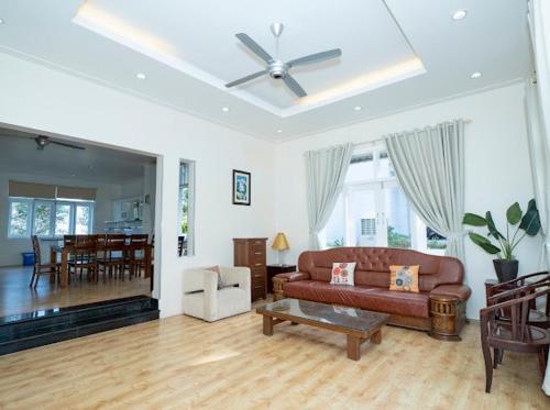 a living room with a couch and a ceiling fan at Villa Sea Links ( Biệt Thự nghỉ dưỡng ) in Ấp Phú Tịnh (2)