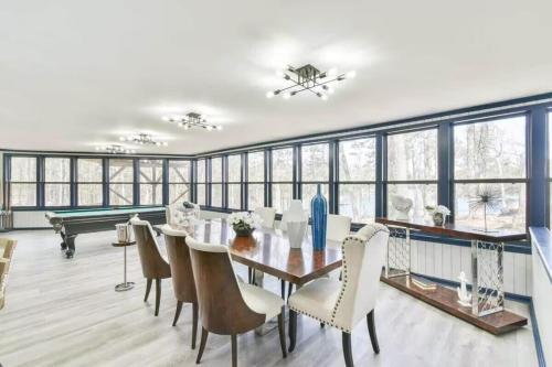 a dining room with a table and chairs at Lake Lanier, Lakefront, Boating, Hot Tube, Games, Luxury, Family, Friends, Hiking, Fishing and Birdwatching in Flowery Branch