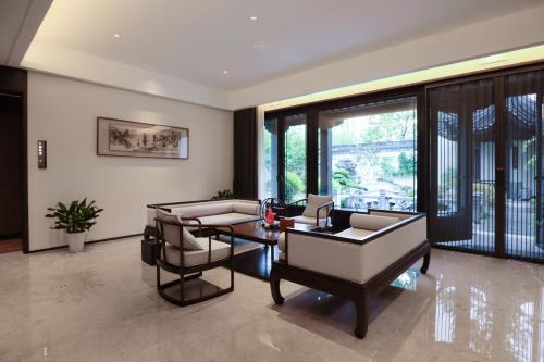 Yuyao Yangmingguan Hotelにあるシーティングエリア