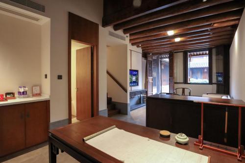 YuyaoにあるYuyao Yangmingguan Hotelのテーブルとカウンタートップのあるキッチン