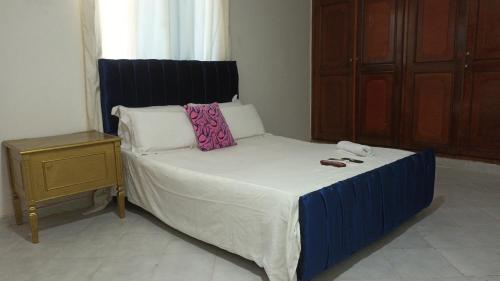 - un lit dans une chambre avec un téléphone dans l'établissement Prado alto inn, à Barranquilla