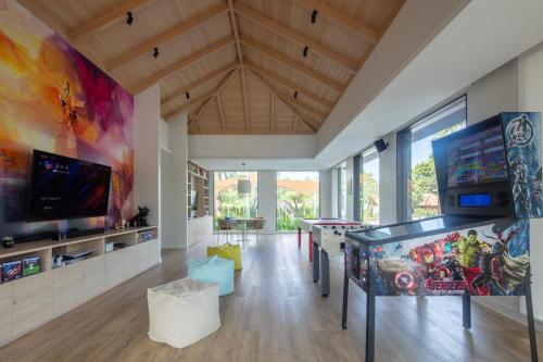 TV a/nebo společenská místnost v ubytování Anantara Mai Khao Phuket Villas