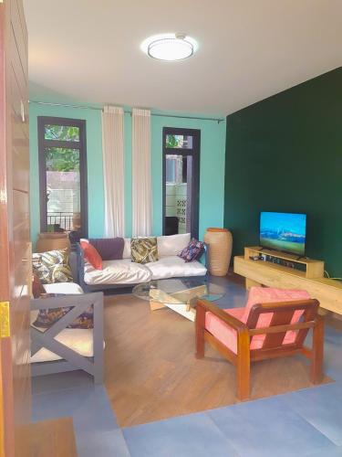 Μια τηλεόραση ή/και κέντρο ψυχαγωγίας στο Faraja Guest House